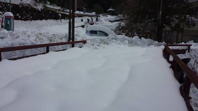 大雪に見舞われる