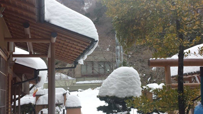 大雪に見舞われる