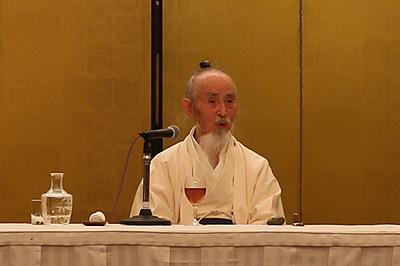 講演する宮主