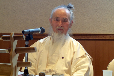 講義する日垣宮主