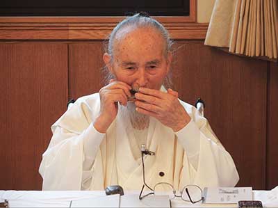 講義する日垣宮主