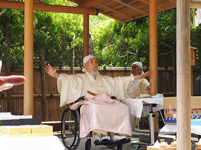 講義する日垣宮主