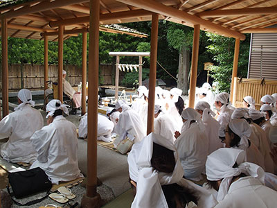 講義する日垣宮主