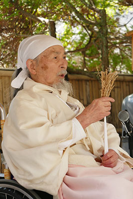 神庭で祭祀をする日垣宮主