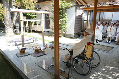神庭で祭祀をする日垣宮主