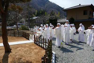 神庭で祭祀をする日垣宮主