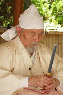 石笛・刀・鈴・神稲を振り、祝詞を奏上します