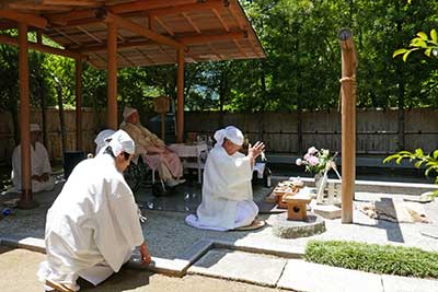 参加者一人一人、玉串を奉げます