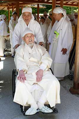 神庭から清谷神座に移動する宮主