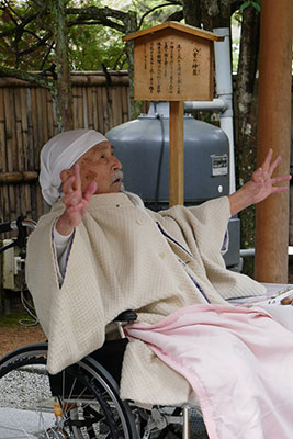 神庭で祭祀をする日垣宮主