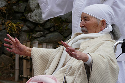 神庭で祭祀をする日垣宮主