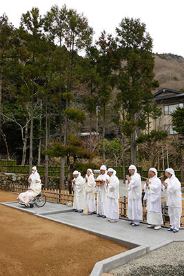 神庭で祭祀をする日垣宮主