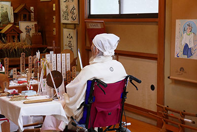 神庭で祭祀をする日垣宮主