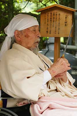 石笛・刀・鈴・神稲を振り、祝詞を奏上します