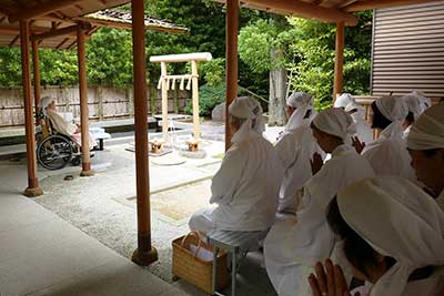 参加者一人一人、玉串を奉げます