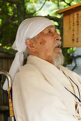 神庭から清谷神座に移動する宮主