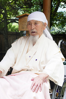 石笛・刀・鈴・神稲を振り、祝詞を奏上します