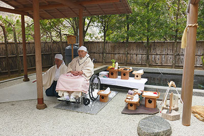 神庭で祭祀をする日垣宮主