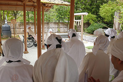 神庭で祭祀をする日垣宮主