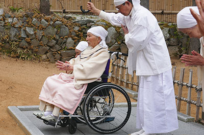 神庭で祭祀をする日垣宮主