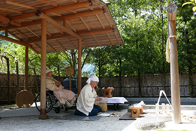 石笛・刀・鈴・神稲を振り、祝詞を奏上します