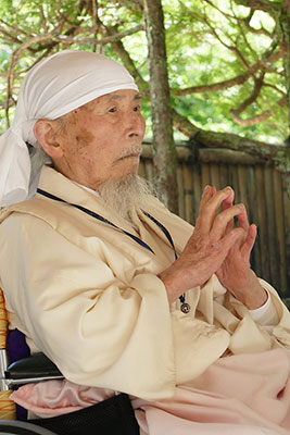 参加者一人一人、玉串を奉げます
